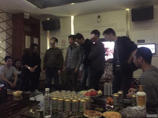 第二个节目：盲人踩气球