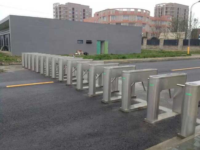 成都捷普工厂通道闸案例 - 中出网-智能出入口与停车充电门户