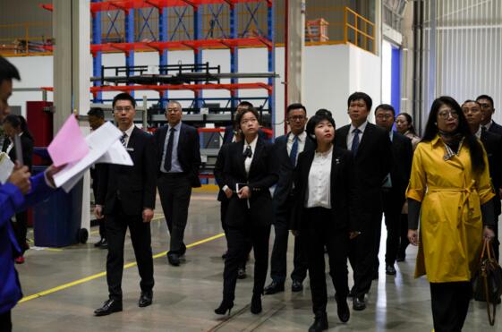 到场嘉宾在专业人员的引导下，进行工厂和展厅参观