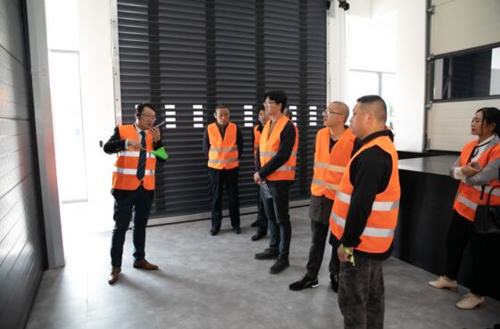到场嘉宾在专业人员的引导下，进行工厂和展厅参观