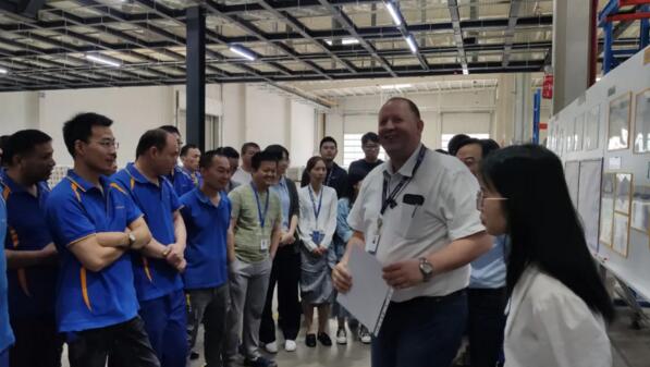 霍曼常熟工厂总监 Mario Bock 先生召集全体员工在车间发言