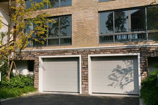 郑州建业森林半岛车库门案例 - 中出网-智能出入口与停车充电门户