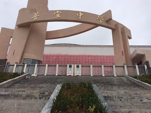 贵阳普宜中学伸缩门工程案例 - 中出网-智能出入口与停车充电门户