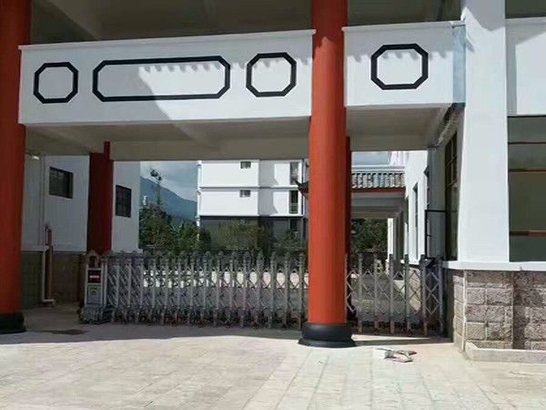 丽江玉龙县人民检察院伸缩门工程案例 - 中出网-智能出入口与停车充电门户