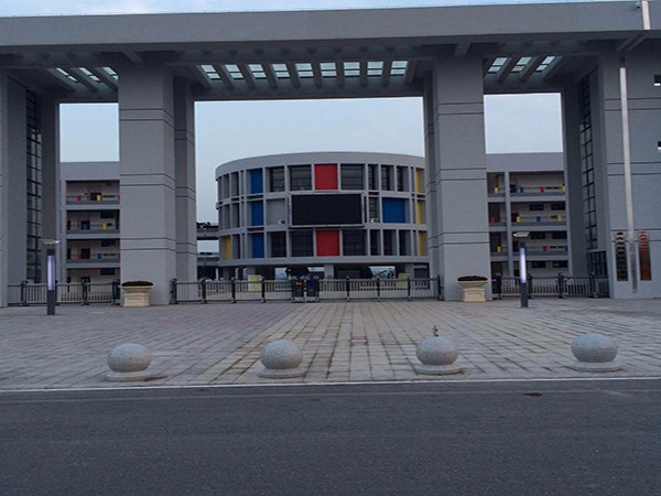 重庆铜梁区立新小学校伸缩门工程案例 - 中出网-智能出入口门户