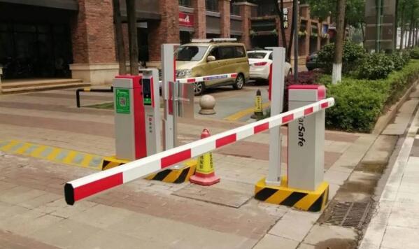 长沙星湖湾无人值守停车场出入口之一