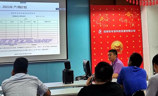 运营中心总监屈峰等进行宣誓保证