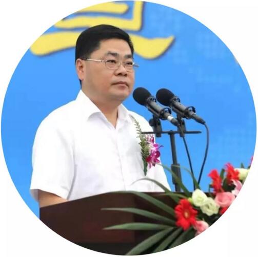 政协上兴镇工委主任易仁亮主持奠基仪式