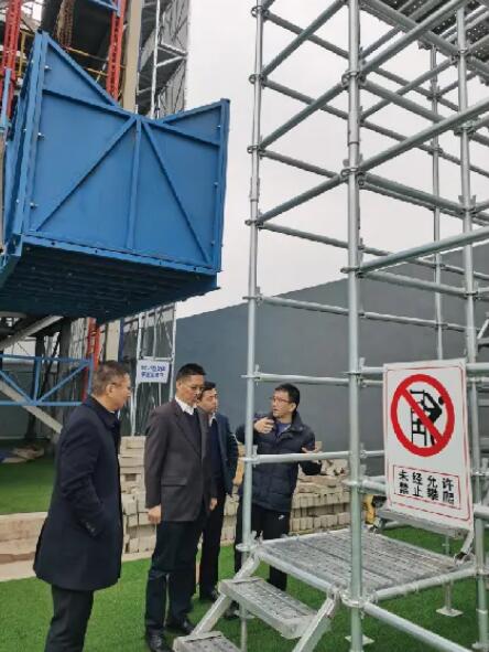 吴小弟书记等领导一行参观了江苏国强智能爬架、光伏支架、盘扣脚手架等产品的生产基地和新厂区建设现场