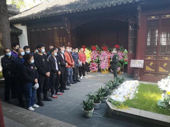 在粟裕同志及夫人的墓碑前，国强人重温入党誓言