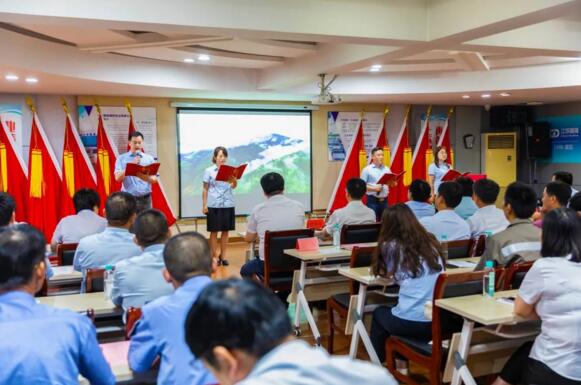 4名青年党员声情并茂地朗诵了红色经典《永远跟党走》