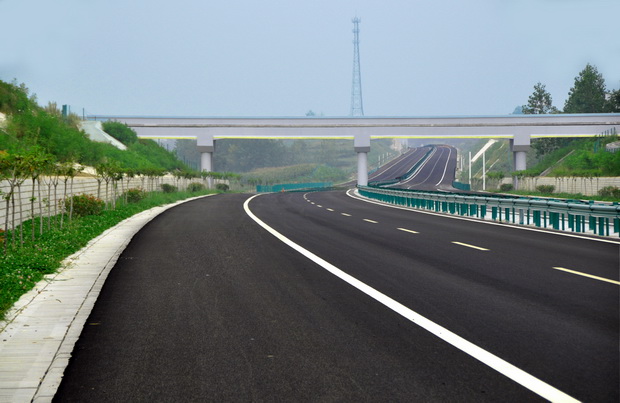 陕西省西临路翻新热镀锌+浸塑护栏案例 - 中出网-智能出入口与停车充电门户