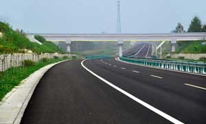 陕西省西临路翻新热镀锌+浸塑护栏案例