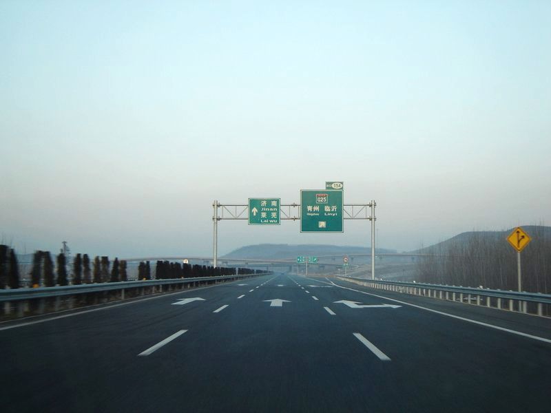 济青高速改造工程热镀锌护栏案例 - 中出网-智能出入口与停车充电门户