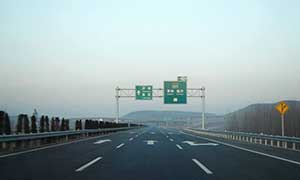 济青高速改造工程热镀锌护栏案例