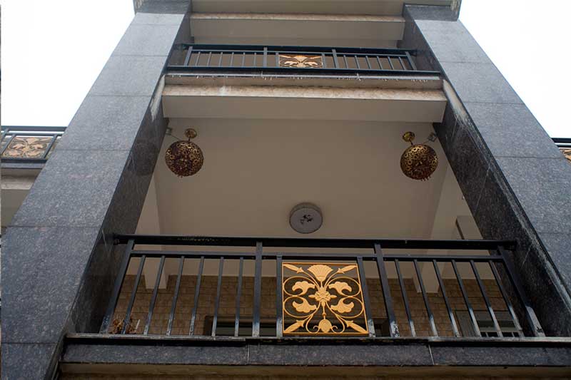 黑纱纹护栏配金R花艺