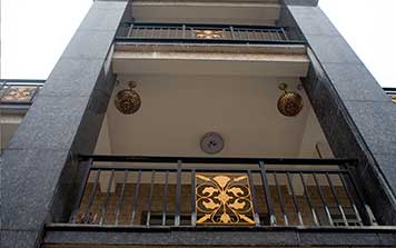 黑纱纹护栏配金R花艺