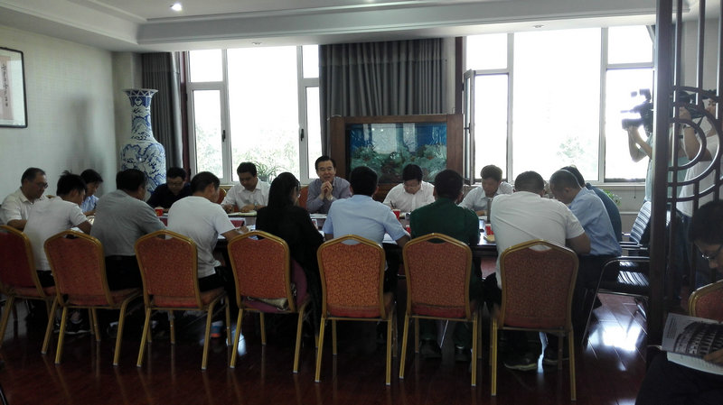 市委书记在金标开展“两学一用”座谈会