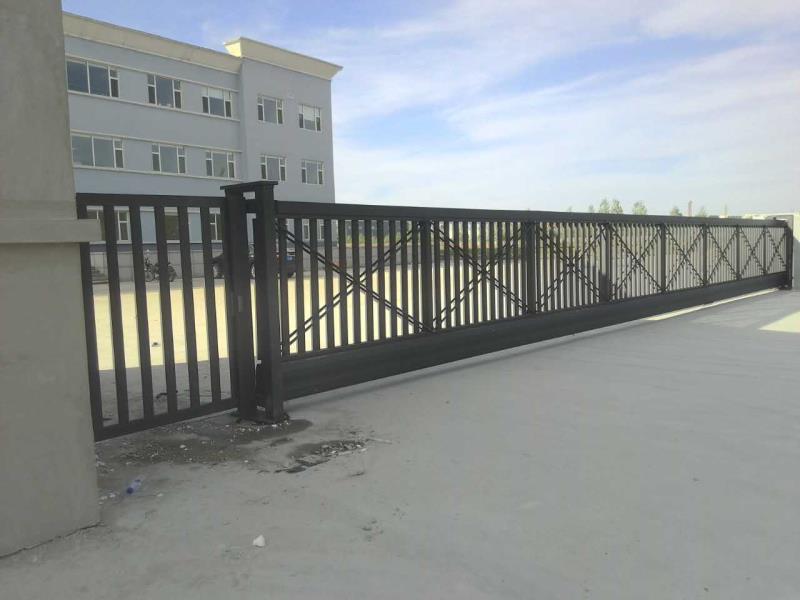 盛名一号黑色带小门 - 中出网-智能出入口与停车充电门户