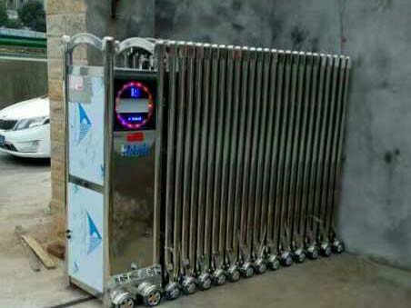 银三角鸿运机械伸缩门案例 - 中出网-智能出入口与停车充电门户