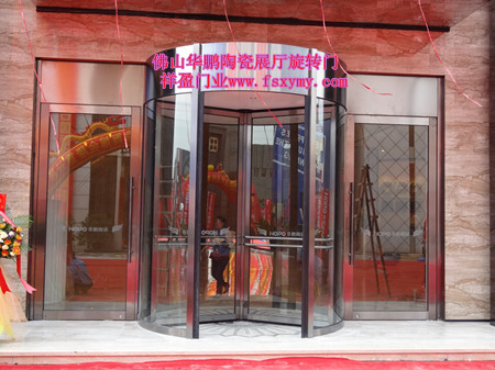 中国陶瓷总部基地:华鹏陶瓷展厅三翼旋转门案例 - 中出网-智能出入口门户