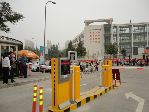 济南市阳关小学道闸案例 - 中出网-智能出入口与停车充电门户