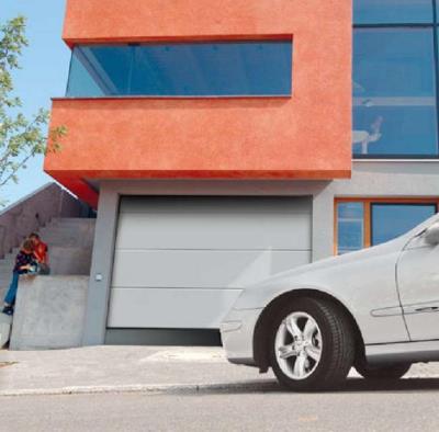 分节提升式车库门