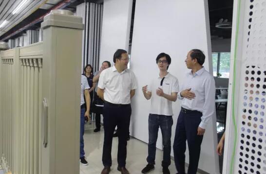 刘副总向领导一行介绍产品的特性、优势及应用场景