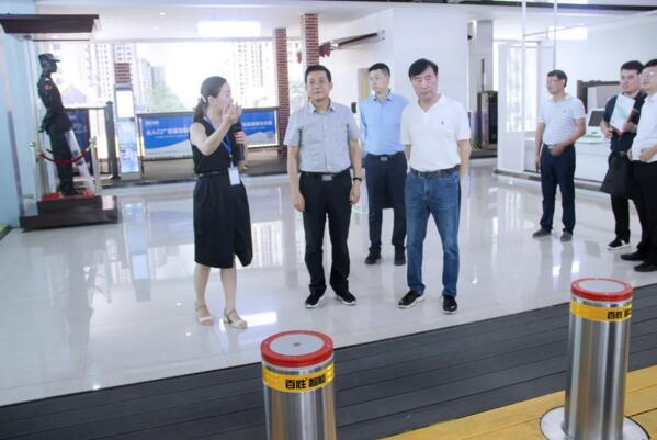 副局长骆小林高度肯定36V升降地柱在平安校园的应用