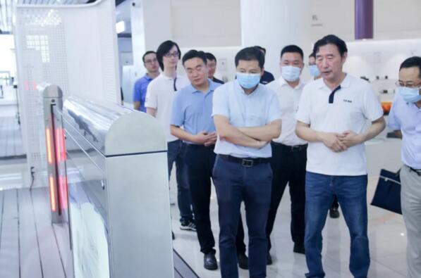 领导一行充分肯定安全屏蔽门对交通管制的应用作用