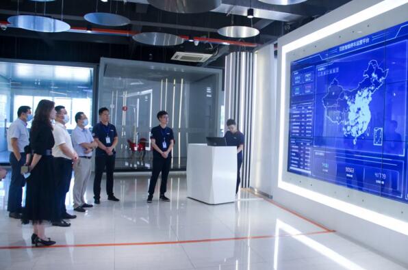 领导一行聆听讲解员介绍百胜城市级智慧停车管理平台