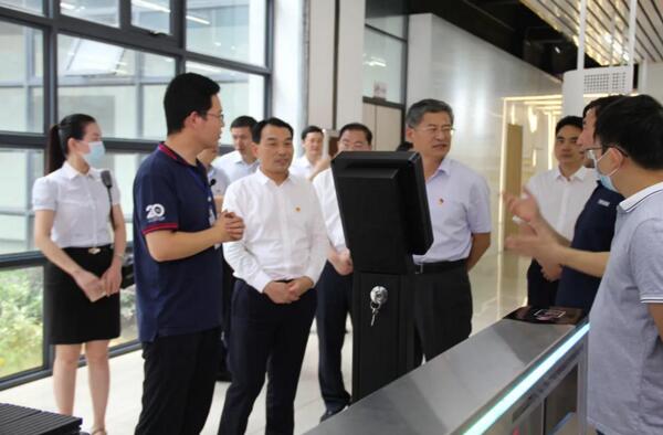 刘董向省纪委书记马森述介绍“昌通码”终端扫码仪