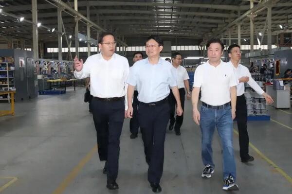 市长万广明一行参观百胜生产车间