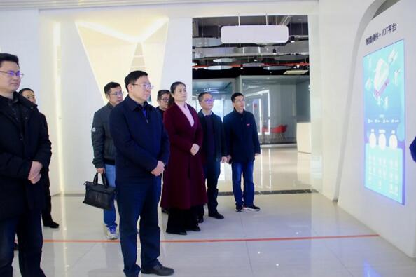 南航党委领导一行认真聆听百胜云开放平台的详细介绍