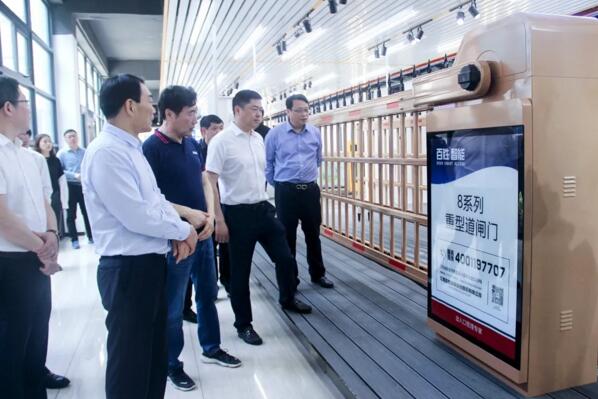 县委书记熊运浪了解重型道闸门系列的市场应用情况
