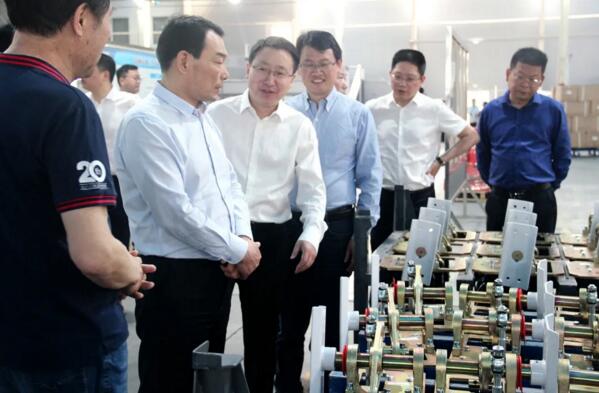 县委书记熊运浪领导一行查看道闸机芯及核心部件