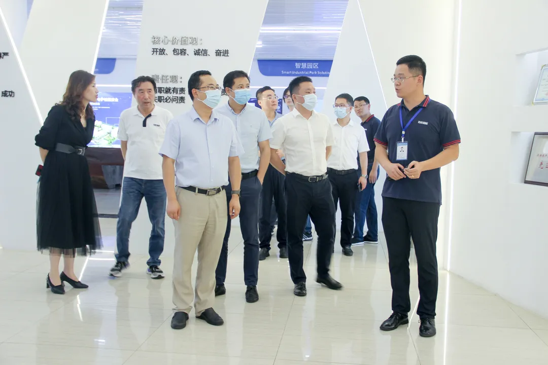 省发改委副主任宁全一行在董事长刘润根的陪同下参观了公司展厅