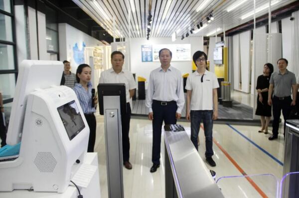 万绍华向领导一行演示昌通码扫码仪系统化功能