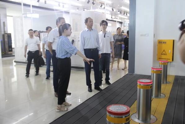 商务厅厅长谢一平高度肯定升降柱在平安校园的应用