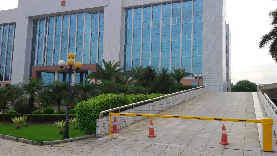 东莞市东坑人民政府道闸案例 - 中出网-智能出入口与停车充电门户