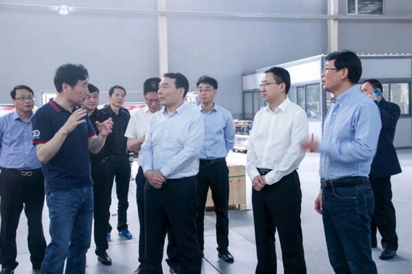 县委书记熊运浪了解公司软件开发及团队规模情况