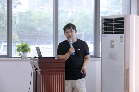 软件部总监万绍华向协会领导一行汇报了百胜城市级智慧停车解决方案