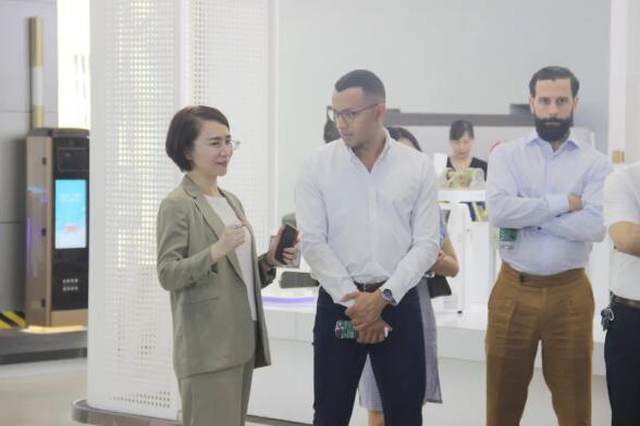 龚卫宁副董事长向拉美国家嘉宾详细介绍了百胜门控类产品