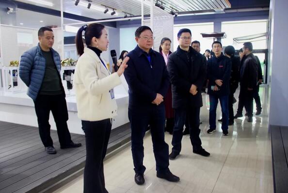 南航党委领导一行在“平安校园”场景展示区驻足、问询