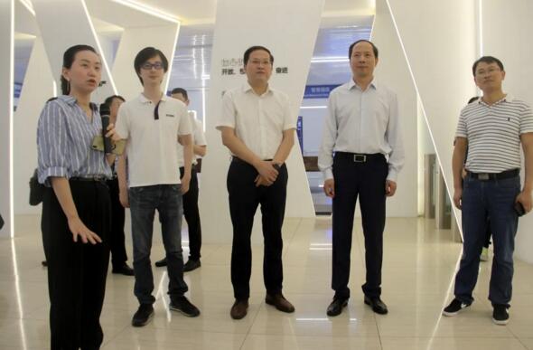省商务厅厅长谢一平一行了解百胜发展历程