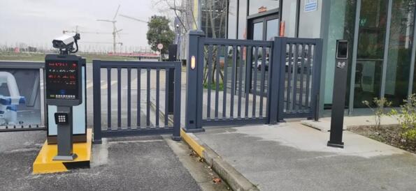 升级后的人行通道出入口