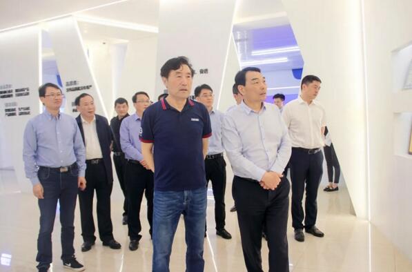 公司刘润根董事长向县委书记熊运浪介绍公司情况