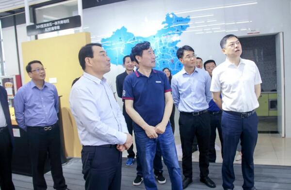 刘董向县委书记熊运浪介绍升降地柱的应用案例