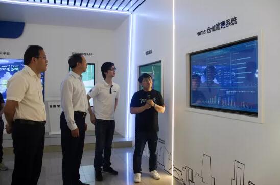 领导一行通过智慧工厂平台查看百胜工厂运营状况