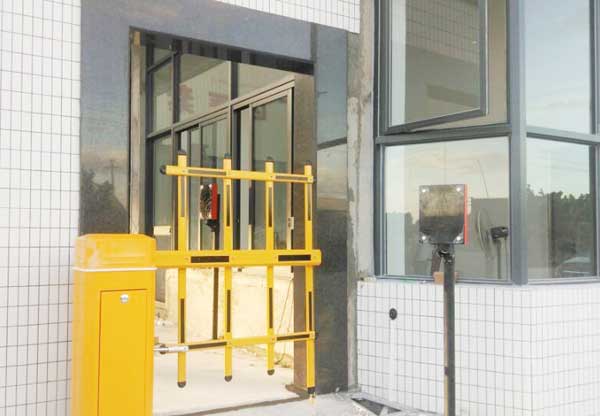 汕头隆庆纸业栅栏道闸案例 - 中出网-智能出入口与停车充电门户